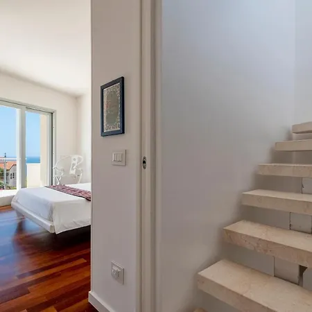 Luxury Seafront With Rooftop Pool & Stunning Sea Views Villa *
