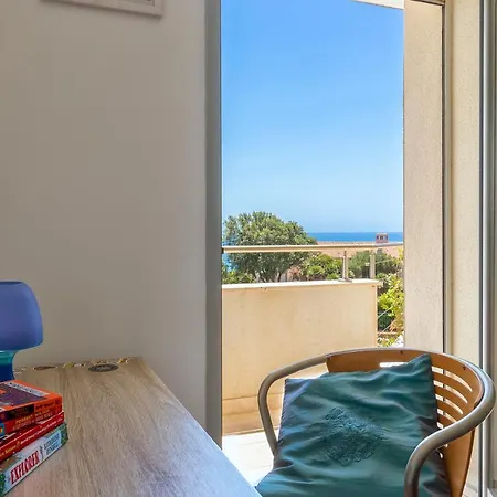 Luxury Seafront With Rooftop Pool & Stunning Sea Views *