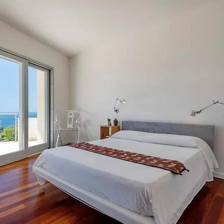 Villa Luxury Seafront With Rooftop Pool & Stunning Sea Views