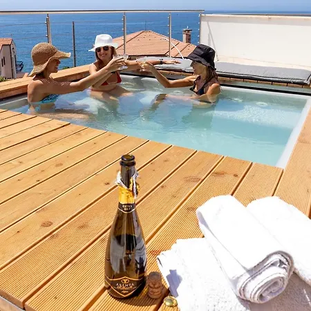 Luxury Seafront With Rooftop Pool & Stunning Sea Views 费尔蒂利亚