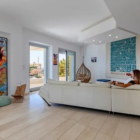 Luxury Seafront With Rooftop Pool & Stunning Sea Views 费尔蒂利亚