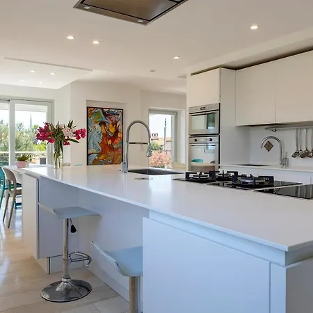 Luxury Seafront With Rooftop Pool & Stunning Sea Views Villa *