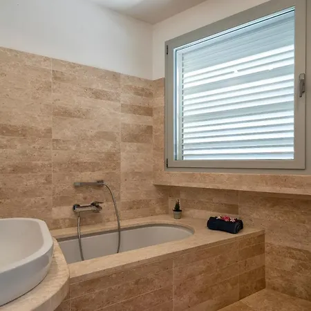 Luxury Seafront With Rooftop Pool & Stunning Sea Views * 费尔蒂利亚