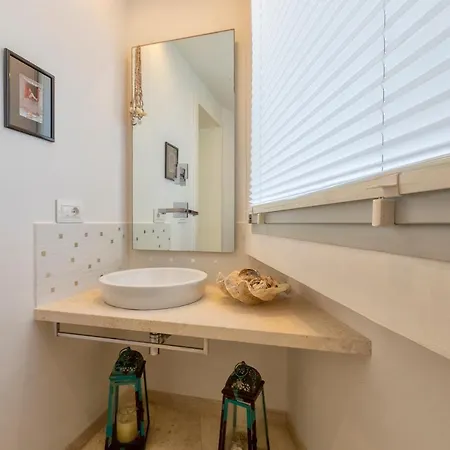 Luxury Seafront With Rooftop Pool & Stunning Sea Views فيلة *