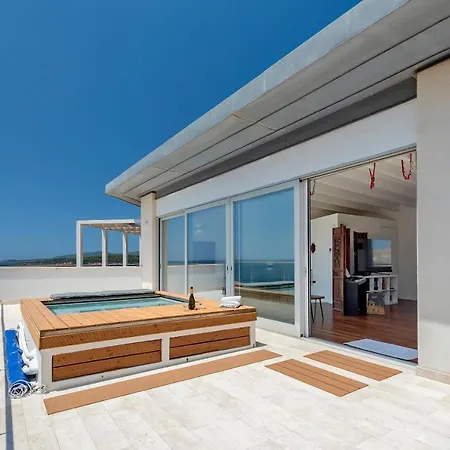 Luxury Seafront With Rooftop Pool & Stunning Sea Views 费尔蒂利亚