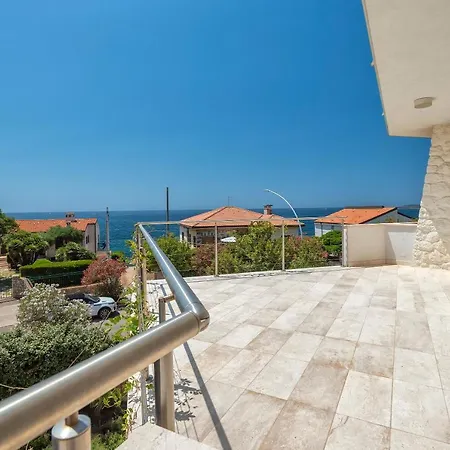 Luxury Seafront With Rooftop Pool & Stunning Sea Views Villa *