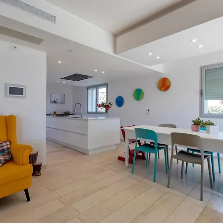 Luxury Seafront With Rooftop Pool & Stunning Sea Views Villa *