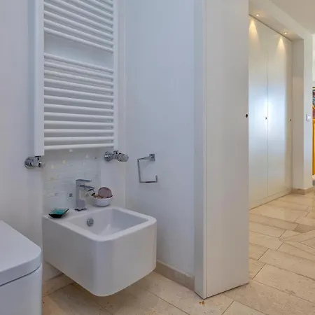 Βίλα Luxury Seafront With Rooftop Pool & Stunning Sea Views *