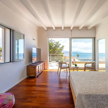 Luxury Seafront With Rooftop Pool & Stunning Sea Views Villa *