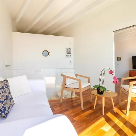 Luxury Seafront With Rooftop Pool & Stunning Sea Views *
