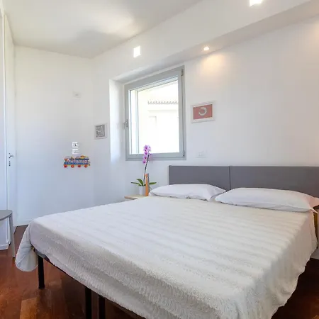 Luxury Seafront With Rooftop Pool & Stunning Sea Views