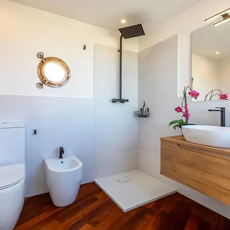 Luxury Seafront With Rooftop Pool & Stunning Sea Views *