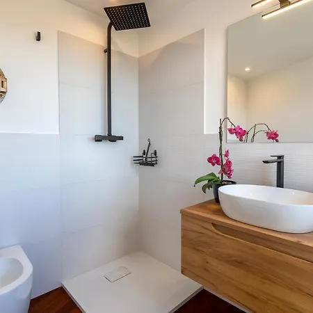 Luxury Seafront With Rooftop Pool & Stunning Sea Views *