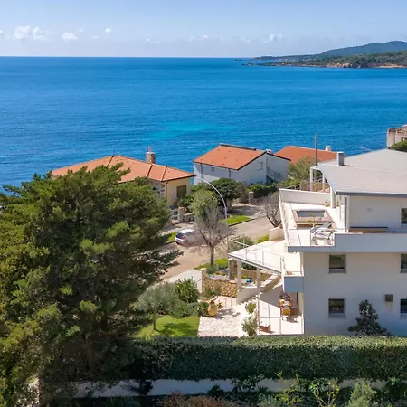 Luxury Seafront With Rooftop Pool & Stunning Sea Views فيلة