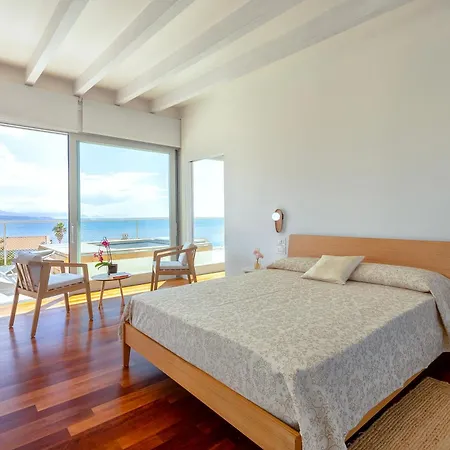 Luxury Seafront With Rooftop Pool & Stunning Sea Views فيلة *