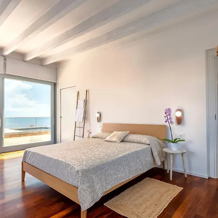 Luxury Seafront With Rooftop Pool & Stunning Sea Views فيلة