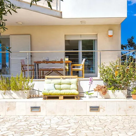 Luxury Seafront With Rooftop Pool & Stunning Sea Views Villa *