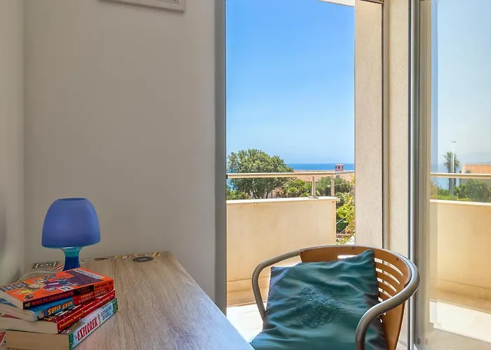 Luxury Seafront With Rooftop Pool & Stunning Sea Views *