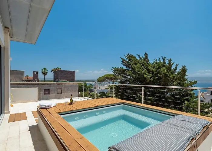 Luxury Seafront With Rooftop Pool & Stunning Sea Views *