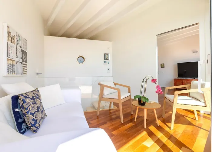 Luxury Seafront With Rooftop Pool & Stunning Sea Views *