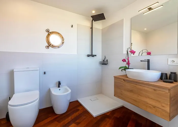 Luxury Seafront With Rooftop Pool & Stunning Sea Views *